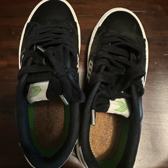 CARIUMA LOW TOP - BOYS SIZE 5.5 - Picture 4 of 5